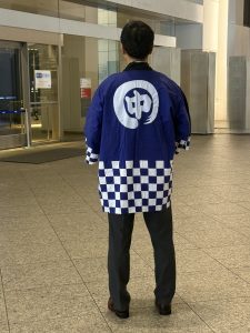 建物, 人, 立つ, 男 が含まれている画像 AI 生成コンテンツは誤りを含む可能性があります。